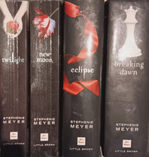 Laden Sie das Bild in den Galerie-Viewer, 4 Twilight Books New Moon, Eclipse, Breaking Dawn Set
