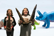 Laden Sie das Bild in den Galerie-Viewer, Triceratops Horn cast replica (single horn) M26