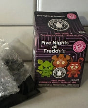 Charger l&#39;image dans la galerie, Funko Mystery Mini: Five Nights at Freddy&#39;s - High Score Chica FNAF