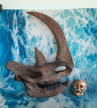 Laden Sie das Bild in den Galerie-Viewer, Woolly Rhino horns cast replicas 2