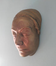 Laden Sie das Bild in den Galerie-Viewer, Joan Crawford Mommie Dearest Life Mask Death mask life cast