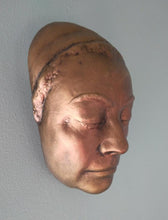 Laden Sie das Bild in den Galerie-Viewer, Joan Crawford Mommie Dearest Life Mask Death mask life cast
