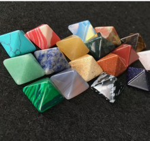 Laden Sie das Bild in den Galerie-Viewer, Chakra Pyramid Stone Set Crystal Healing Properties