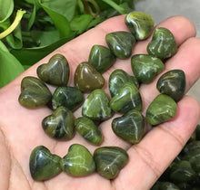 Laden Sie das Bild in den Galerie-Viewer, Natural Peridot Mini loving heart quartz crystal Reiki heal gem Green heart