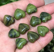 Laden Sie das Bild in den Galerie-Viewer, Natural Peridot Mini loving heart quartz crystal Reiki heal gem Green heart