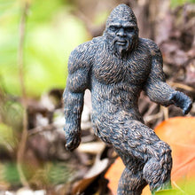 Laden Sie das Bild in den Galerie-Viewer, 2019 Bigfoot plastic figure from Safari Ltd (Item #100305)
