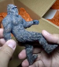 画像をギャラリービューアに読み込む, 2019 Bigfoot plastic figure from Safari Ltd (Item #100305)