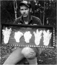 Laden Sie das Bild in den Galerie-Viewer, 1974 Honey Island Swamp Monster Track Cast Replica footprint impression Cryptozoology Cryptid